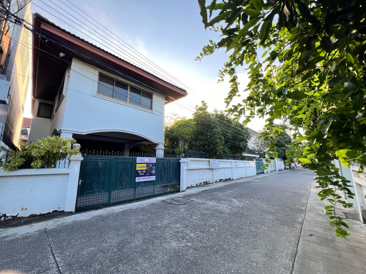 ขายบ้านบางนา แบริ่ง ลาซาล : ขายบ้านเดี่ยวหลังใหญ่ ทำเลดี ลาซาล–แบริ่ง .. 3 นาที BTS 10 นาที รร.นานาชาติ และ community mall .. 🏡 มีบ้าน 2 หลัง  ในรั้วเดียวกัน – พื้นที่รวม 116 ตร.ว. 