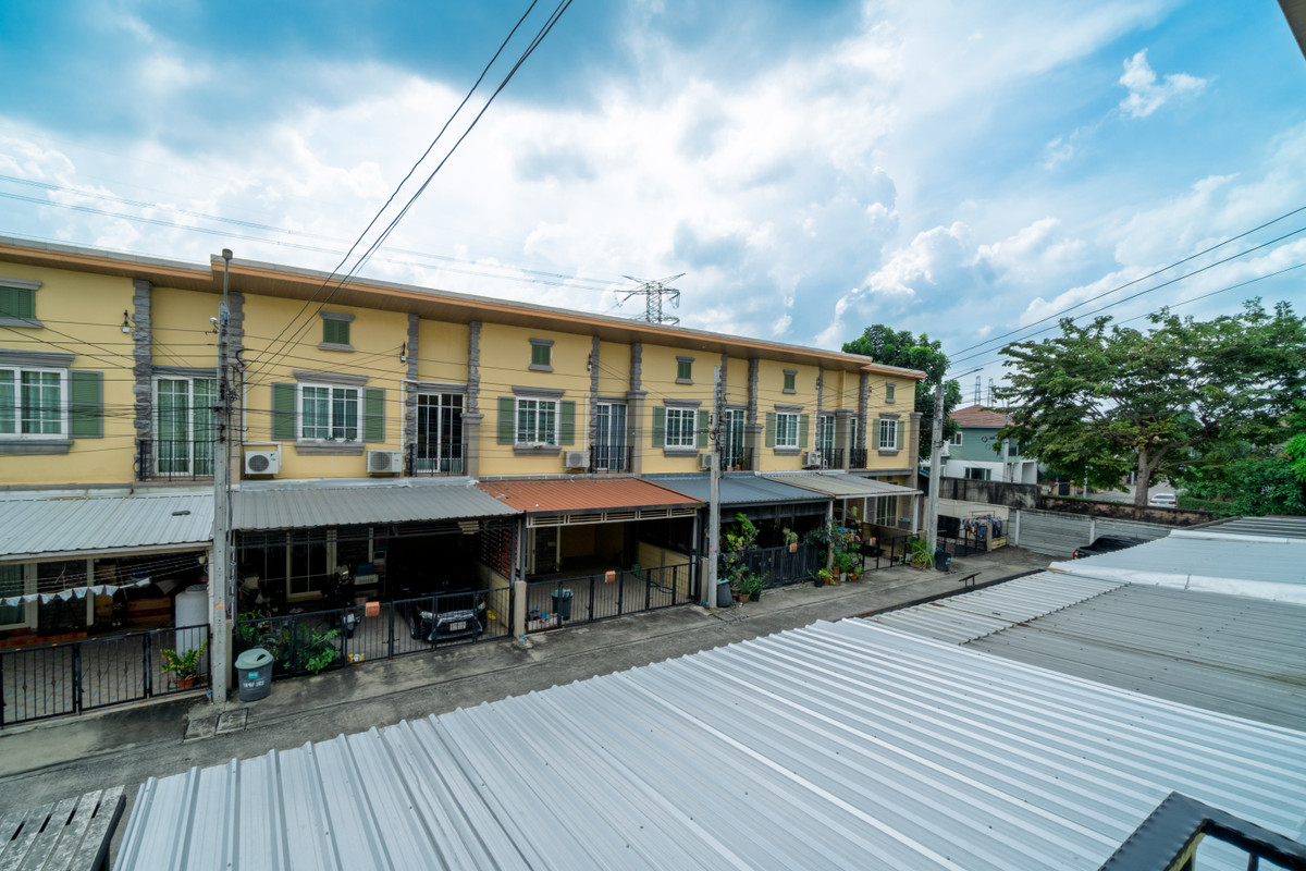 For SaleTownhomePattanakan, Srinakarin : P-2871 for sale!! Newly renovated house, ready to move in, near the expressway, Golden Town 2 On Nut-Phatthanakan.