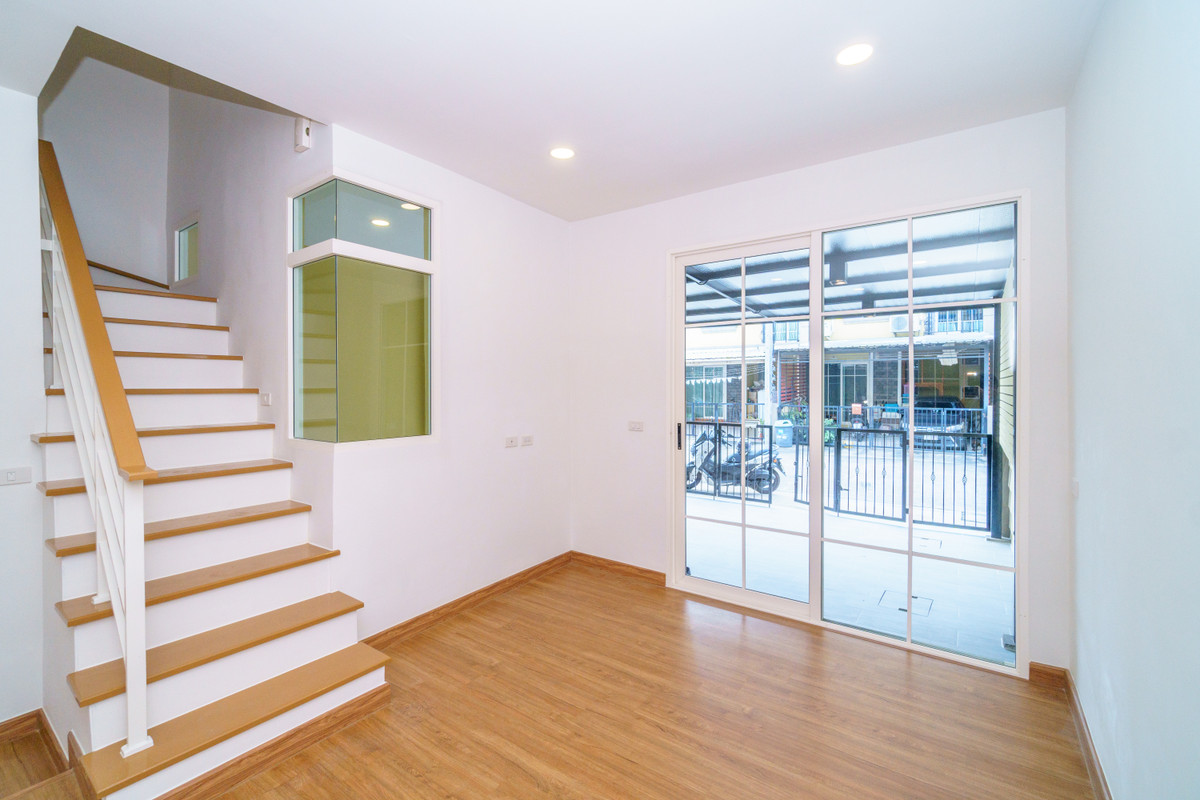 For SaleTownhomePattanakan, Srinakarin : P-2871 for sale!! Newly renovated house, ready to move in, near the expressway, Golden Town 2 On Nut-Phatthanakan.