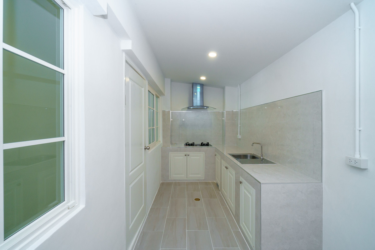 For SaleTownhomePattanakan, Srinakarin : P-2871 for sale!! Newly renovated house, ready to move in, near the expressway, Golden Town 2 On Nut-Phatthanakan.