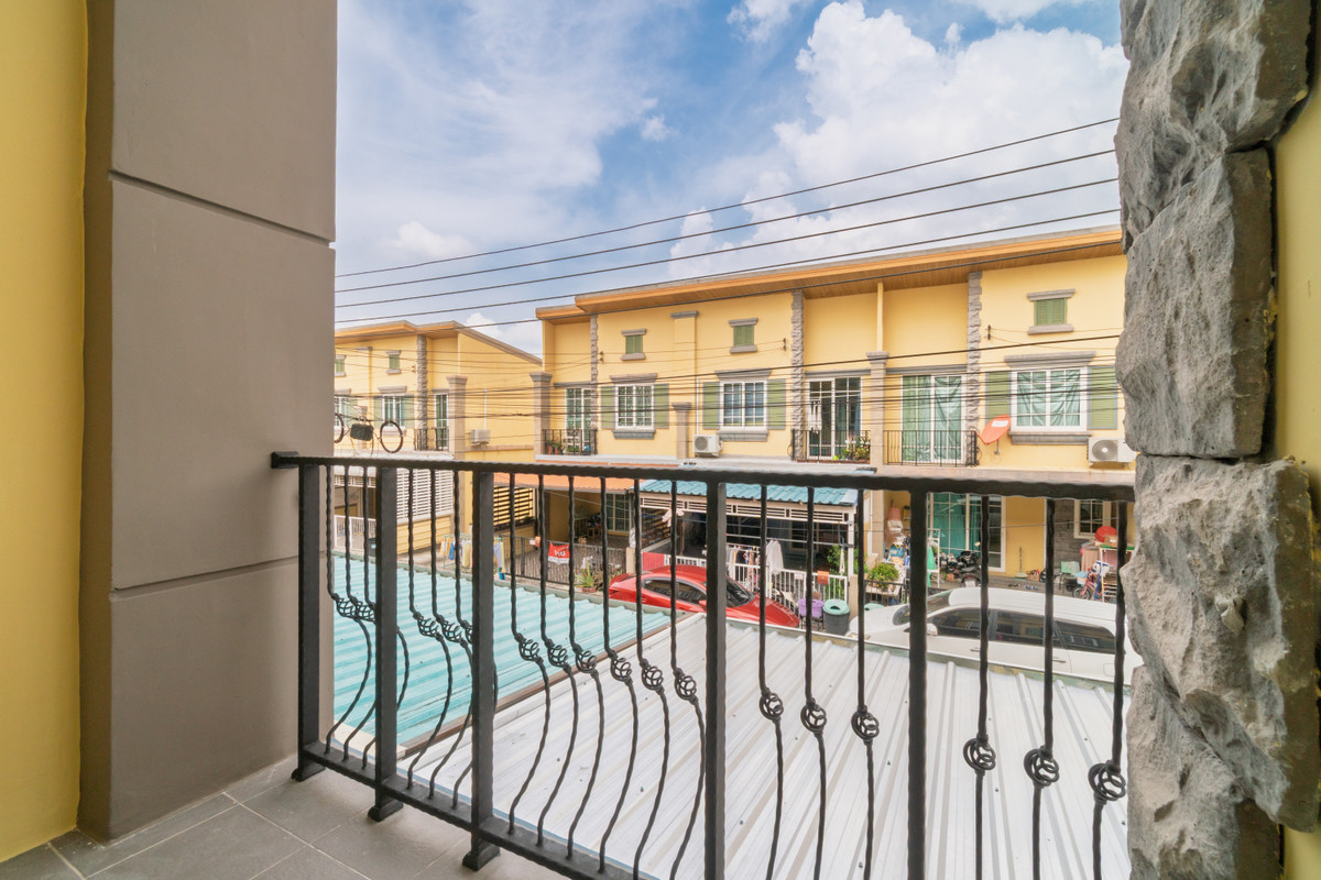 For SaleTownhomePattanakan, Srinakarin : P-2870 for sale!! Newly renovated house, Golden Town 2 On Nut-Phatthanakan, convenient travel.