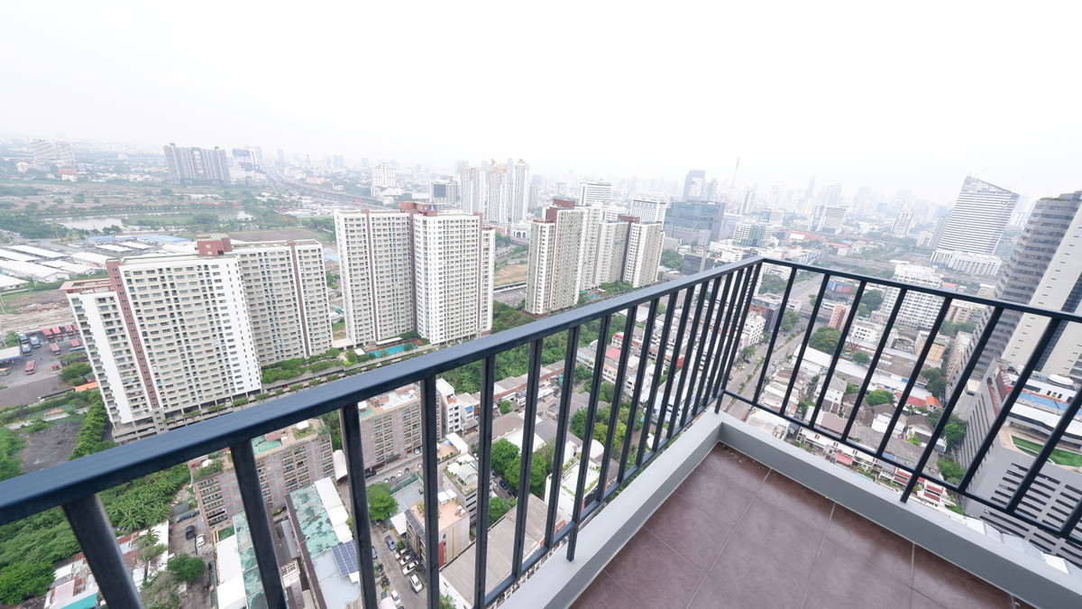 CondoRama9, Petchburi, RCA : For Sale  BELLE GRAND RAMA 9 🏢 Spacious unit 🛋️ with stunning city view 🌆 Close to MRT Rama 9 🚇 and next to Central Rama 9 🛍️ Fully furnished, ready to move in ✅