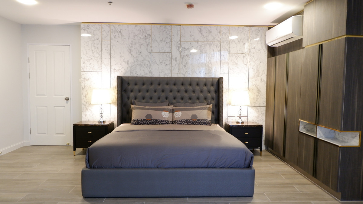 CondoRama9, Petchburi, RCA : For Sale  BELLE GRAND RAMA 9 🏢 Spacious unit 🛋️ with stunning city view 🌆 Close to MRT Rama 9 🚇 and next to Central Rama 9 🛍️ Fully furnished, ready to move in ✅