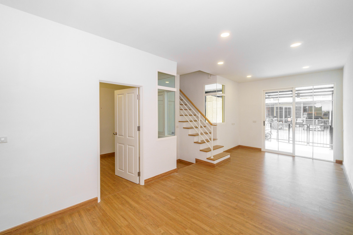 For SaleTownhomePattanakan, Srinakarin : P-2871 for sale!! Newly renovated house, ready to move in, near the expressway, Golden Town 2 On Nut-Phatthanakan.