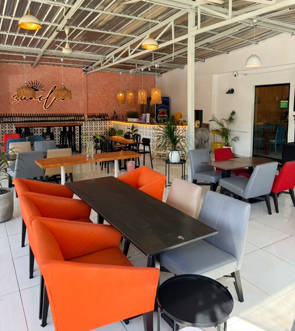 For LeaseholdRetail SpaceLadprao101, Happy Land, The Mall Bang Kapi : Urgent sale, restaurant, Lat Phrao 101, near MRT Lat Phrao, next to the road, has a parking lot.