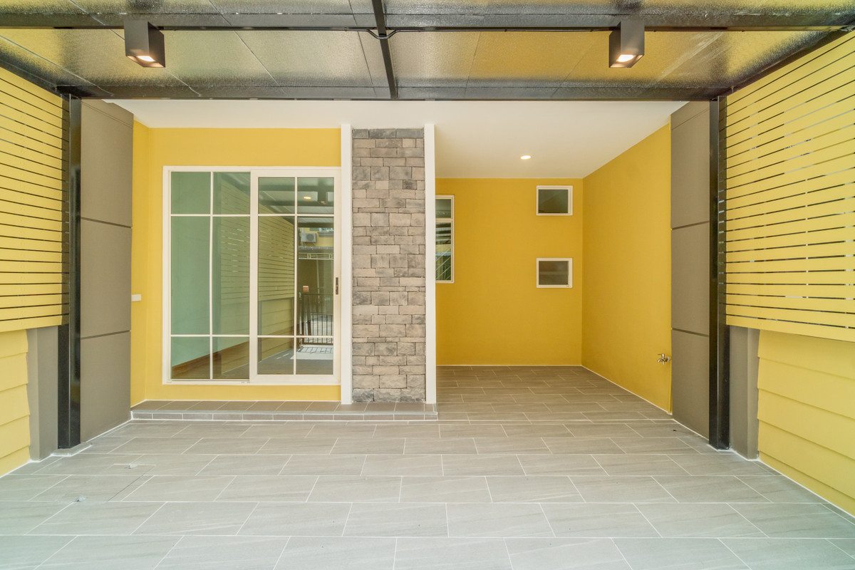 For SaleTownhomePattanakan, Srinakarin : P-2871 for sale!! Newly renovated house, ready to move in, near the expressway, Golden Town 2 On Nut-Phatthanakan.