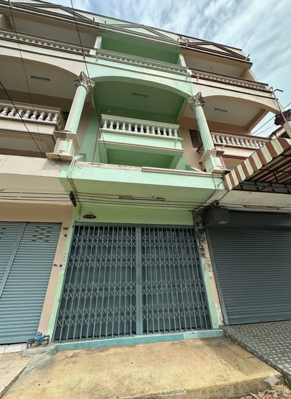 For RentShop HousePinklao, Charansanitwong : Commercial building for rent, 4 and a half floors, Soi Charan 13, good location, convenient travel.