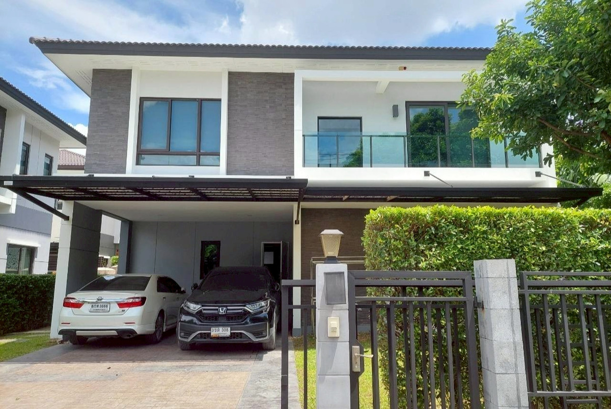 For SaleHousePattanakan, Srinakarin : LB080 Corner-lot single house for sale at The City Pattanakarn in the prime Pattanakarn – Ekkamai – Thonglor area.