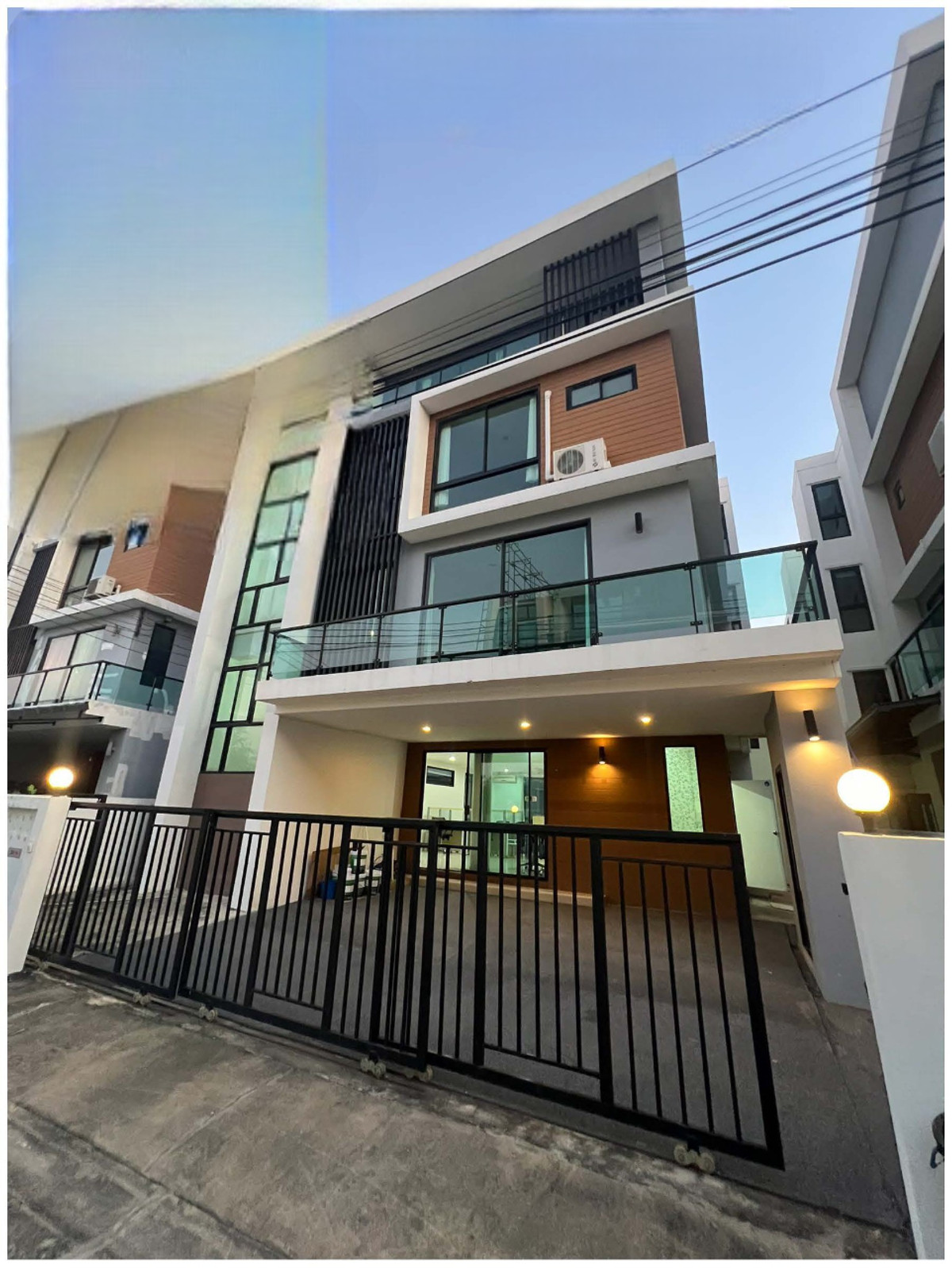 ให้เช่าโฮมออฟฟิศสมุทรปราการ สำโรง : ให้เช่าสำนักงาน ออฟฟิศ ในซอยกิ่งแก้ว 19 สมุทรปราการ ใกล้สนามบิน ( SPSEVE1453 )