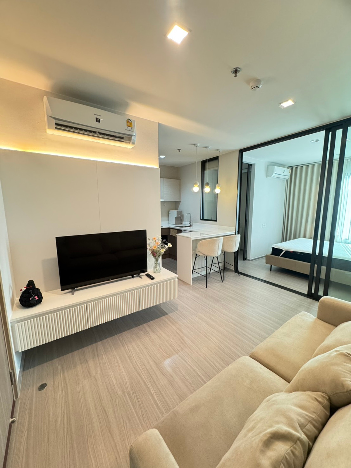 For RentCondoThaphra, Talat Phlu, Wutthakat : Life Sathorn Sierra near BTS Talat Phlu, beautiful room, available and ready for rent. You can inquire.