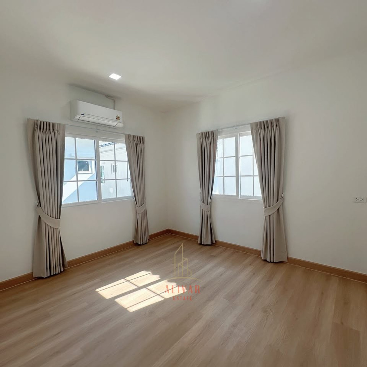 For RentHouseSamut Prakan,Samrong : RH113425 For rent, 2-story detached house, 4 bedrooms at Golden Neo Sukhumvit-La Salle, near Central Bangna and BTS Samrong 1 km.