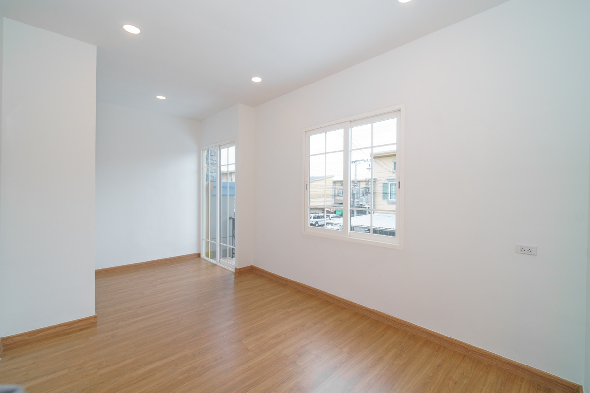 For SaleTownhomePattanakan, Srinakarin : P-2871 for sale!! Newly renovated house, ready to move in, near the expressway, Golden Town 2 On Nut-Phatthanakan.