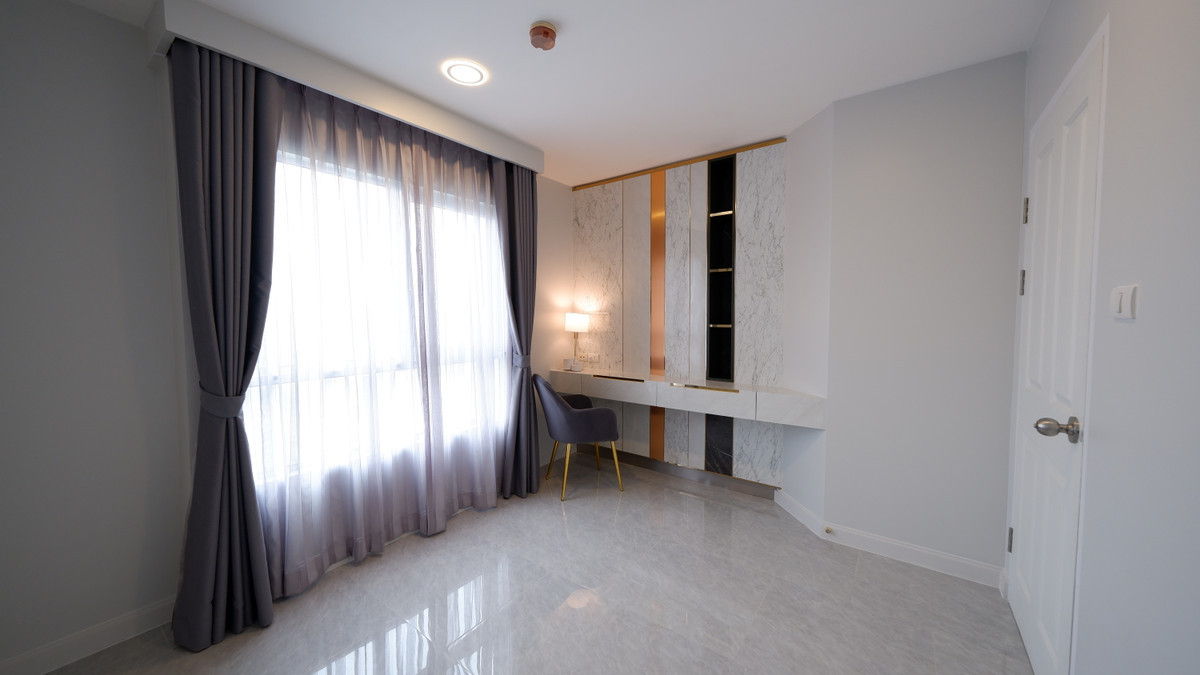 CondoRama9, Petchburi, RCA : For Sale  BELLE GRAND RAMA 9 🏢 Spacious unit 🛋️ with stunning city view 🌆 Close to MRT Rama 9 🚇 and next to Central Rama 9 🛍️ Fully furnished, ready to move in ✅