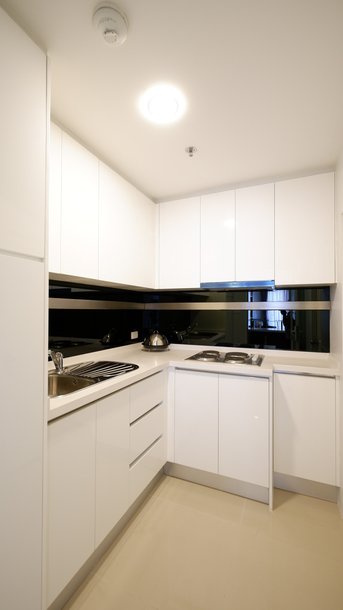 CondoRama9, Petchburi, RCA : For Sale  BELLE GRAND RAMA 9 🏢 Spacious unit 🛋️ with stunning city view 🌆 Close to MRT Rama 9 🚇 and next to Central Rama 9 🛍️ Fully furnished, ready to move in ✅