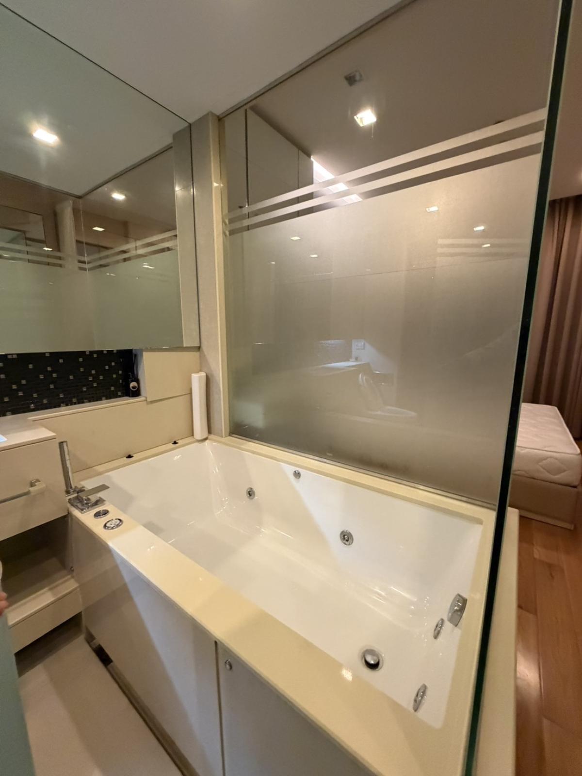 ให้เช่าคอนโดพระราม 9 เพชรบุรีตัดใหม่ RCA : เช่า The Address Asoke 1 ห้องนอน ใจกลางอโศก ใกล้ MRT เพชรบุรี เพียง 100 ม., พร้อมฟิตเนส-สระว่ายน้ำ!