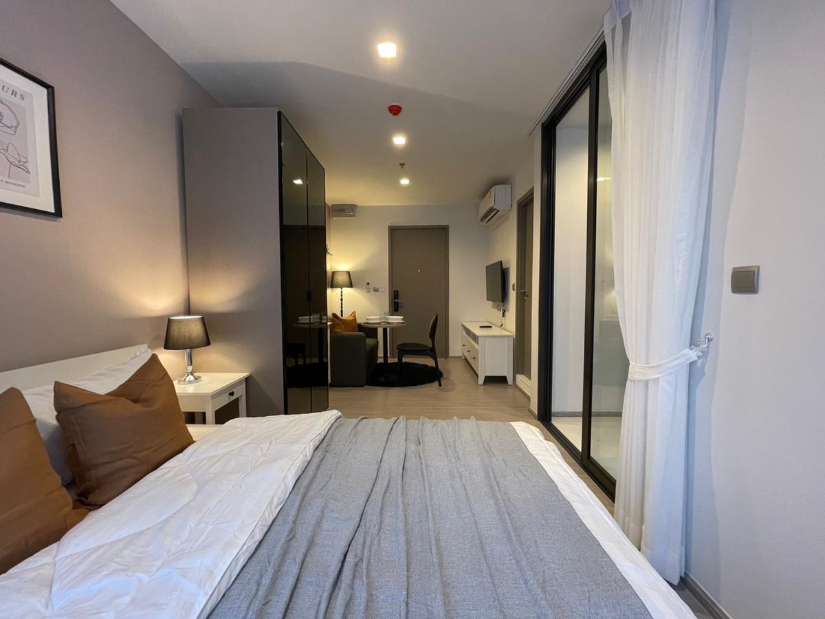 ให้เช่าคอนโดพระราม 9 เพชรบุรีตัดใหม่ RCA : Life Asoke Hype Studio 26 sqm เพียง 16,000 บาท/ด ใกล้ BTS/MRT พระราม 9 พร้อมสระวิวสูง ฟรี!