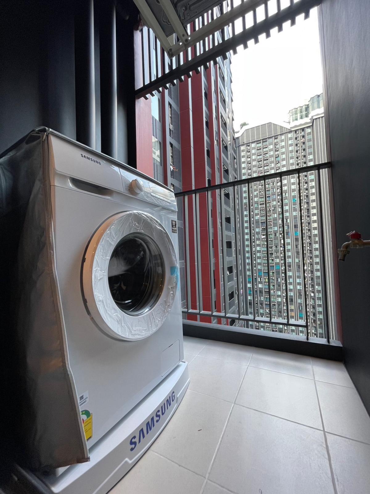 ให้เช่าคอนโดพระราม 9 เพชรบุรีตัดใหม่ RCA : Life Asoke Hype Studio 26 sqm เพียง 16,000 บาท/ด ใกล้ BTS/MRT พระราม 9 พร้อมสระวิวสูง ฟรี!