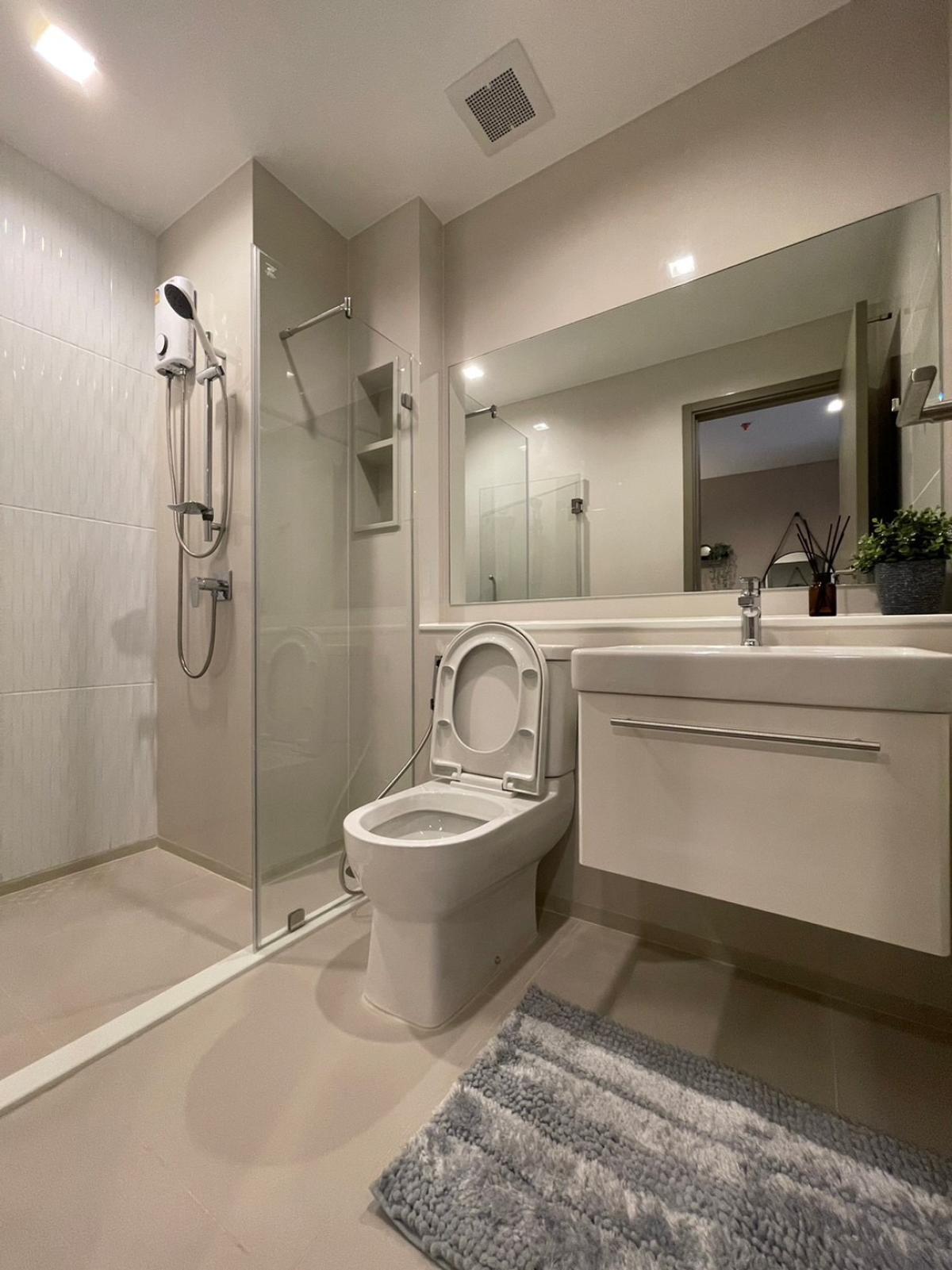 ให้เช่าคอนโดพระราม 9 เพชรบุรีตัดใหม่ RCA : Life Asoke Hype Studio 26 sqm เพียง 16,000 บาท/ด ใกล้ BTS/MRT พระราม 9 พร้อมสระวิวสูง ฟรี!