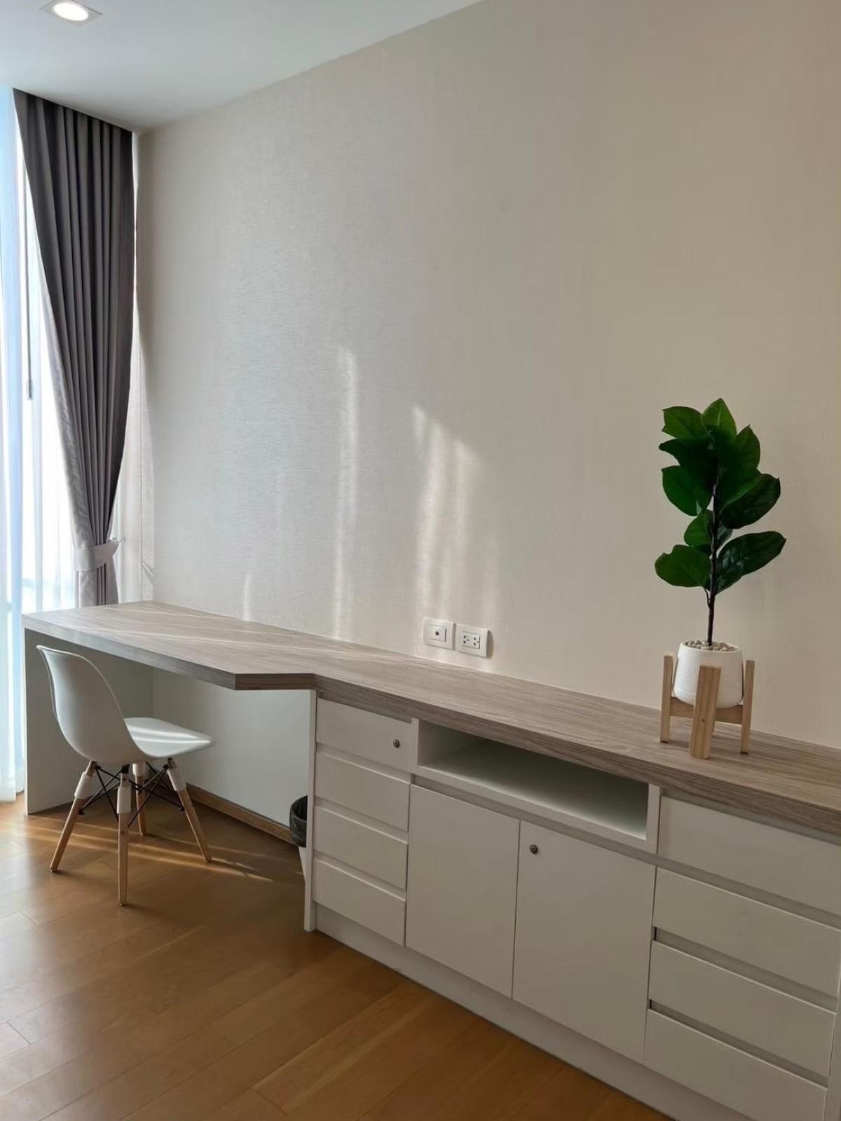 For RentCondoWitthayu, Chidlom, Langsuan, Ploenchit : Luxury condo for rent, Noble Ploenchit, 2 bedrooms, near BTS Ploenchit 75 sq m with fitness-swimming pool, only 89,000 baht/month!