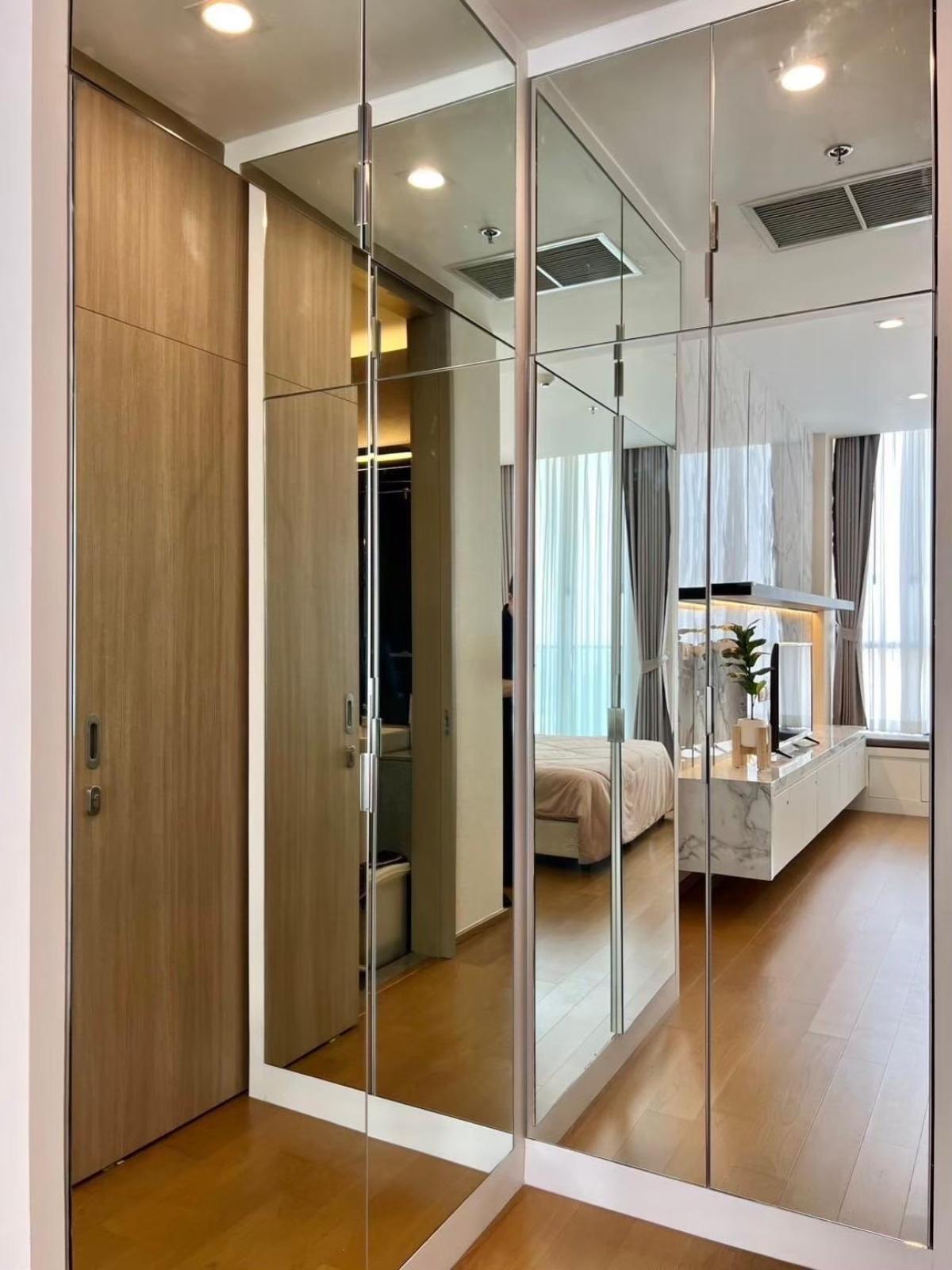 For RentCondoWitthayu, Chidlom, Langsuan, Ploenchit : Luxury condo for rent, Noble Ploenchit, 2 bedrooms, near BTS Ploenchit 75 sq m with fitness-swimming pool, only 89,000 baht/month!