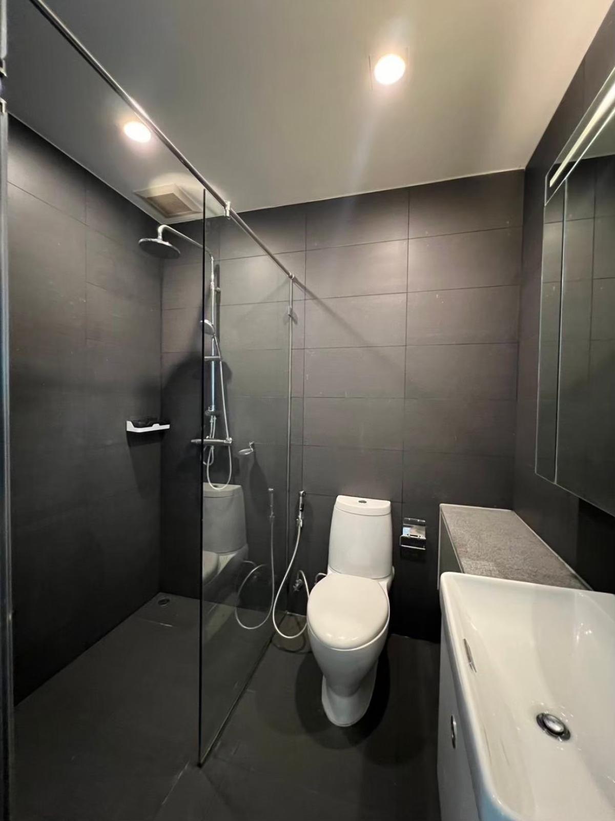 For RentCondoWitthayu, Chidlom, Langsuan, Ploenchit : Luxury condo for rent, Noble Ploenchit, 2 bedrooms, near BTS Ploenchit 75 sq m with fitness-swimming pool, only 89,000 baht/month!