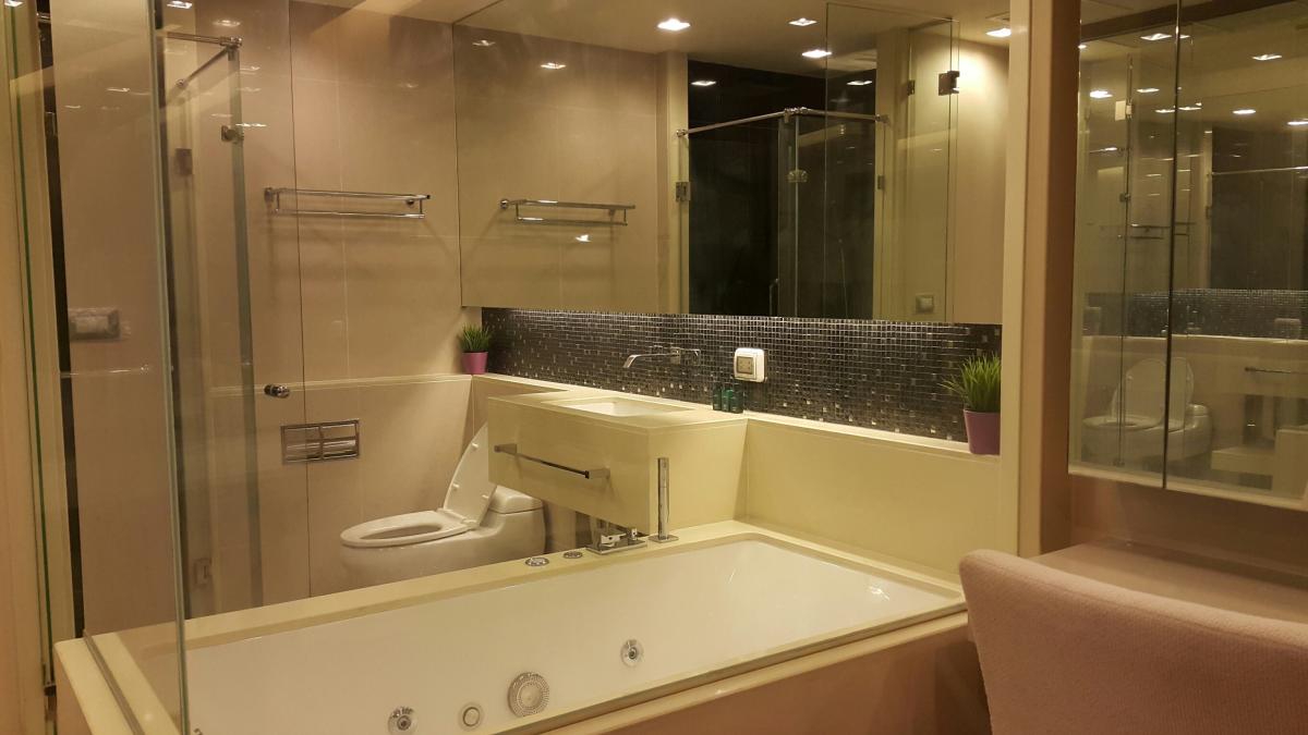 ให้เช่าคอนโดสาทร นราธิวาส : หรูหราบนทำเลทอง! 1 ห้องนอน The Address Sathorn 12 ใกล้ BTS Chong Nonsi วิวสวย ฟิตเนส-สระว่ายน้ำ พร้อมอยู่ ราคาเพียง 32,000 บ./ด.!