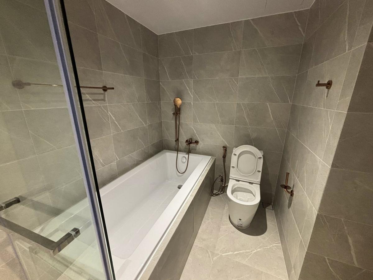 For RentCondoSukhumvit, Asoke, Thonglor : Luxury 2 Bed Condo Chapter Thonglor 25 – BTS Thong Lo, 47,000 THB/monthWith a swimming pool and fitness center, close to THE COMMONS and J Avenue!