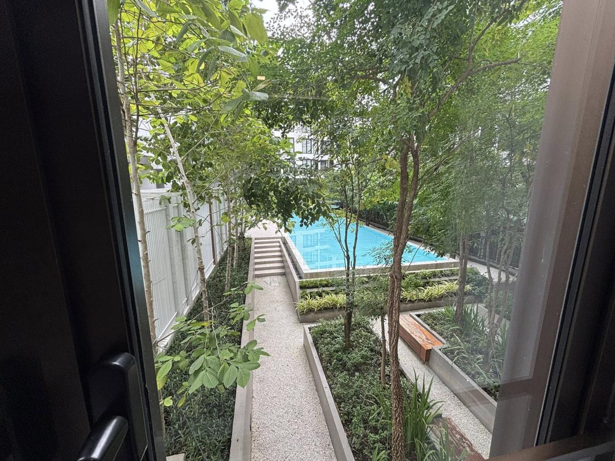 For RentCondoSukhumvit, Asoke, Thonglor : Luxury 2 Bed Condo Chapter Thonglor 25 – BTS Thong Lo, 47,000 THB/monthWith a swimming pool and fitness center, close to THE COMMONS and J Avenue!