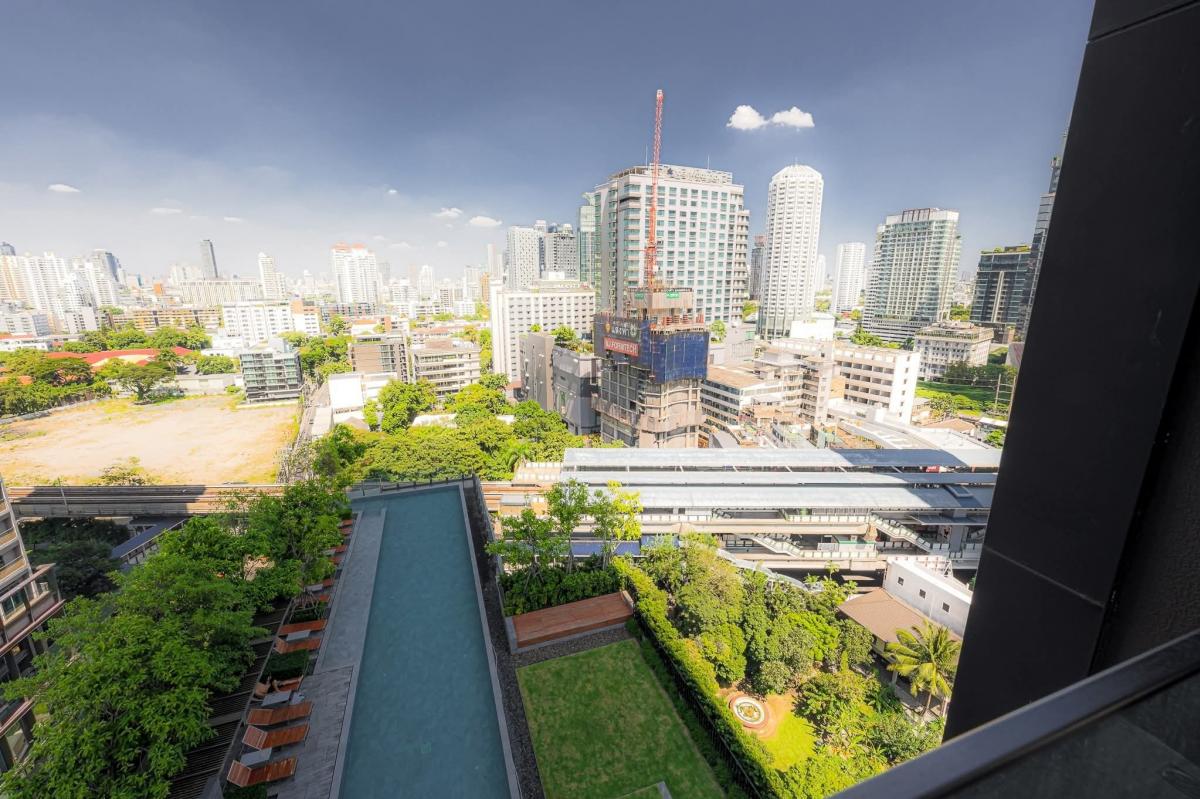 For RentCondoSukhumvit, Asoke, Thonglor : Rent a condo The Esse Sukhumvit 36, 2 bedrooms, 2 bathrooms, close to Thonglor BTS.Luxury living in the heart of the city, with complete amenities!
