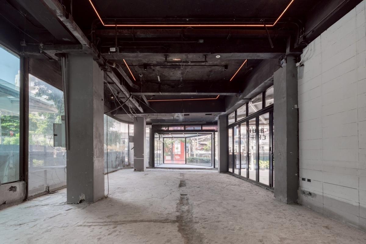 For RentShop HouseSukhumvit, Asoke, Thonglor : Commercial space for rent, 245 sq m, next to a prime location in the heart of the city. Good opportunity to invest or do business Ready to use immediately Contact now!