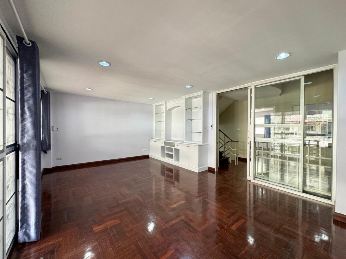 For SaleTownhomePattanakan, Srinakarin : Luxury house, 5 bedrooms, area 300 sq m., with land 31.5 sq m. Rent for only 45,000 baht, sell for 7.5 million at Varathorn Ville Pattanakarn 44.