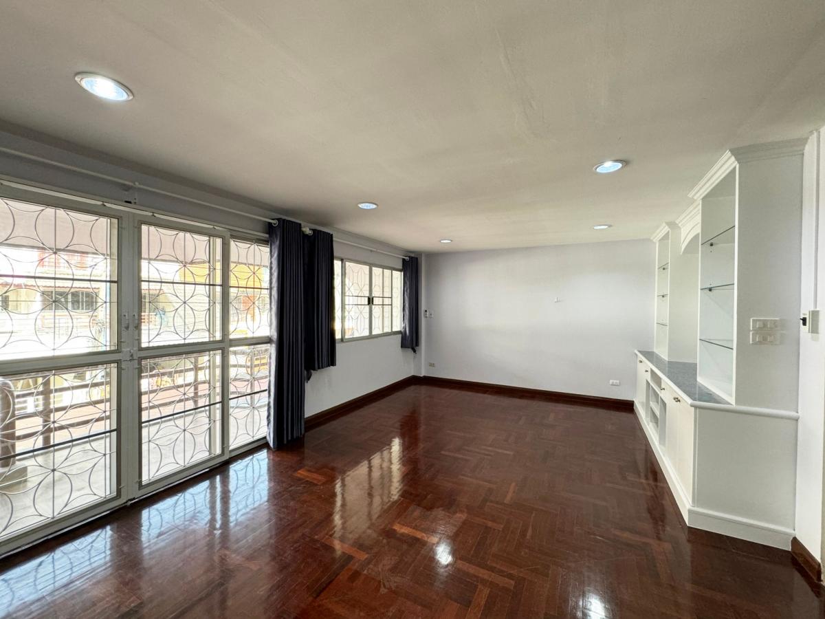 For SaleTownhomePattanakan, Srinakarin : Luxury house, 5 bedrooms, area 300 sq m., with land 31.5 sq m. Rent for only 45,000 baht, sell for 7.5 million at Varathorn Ville Pattanakarn 44.