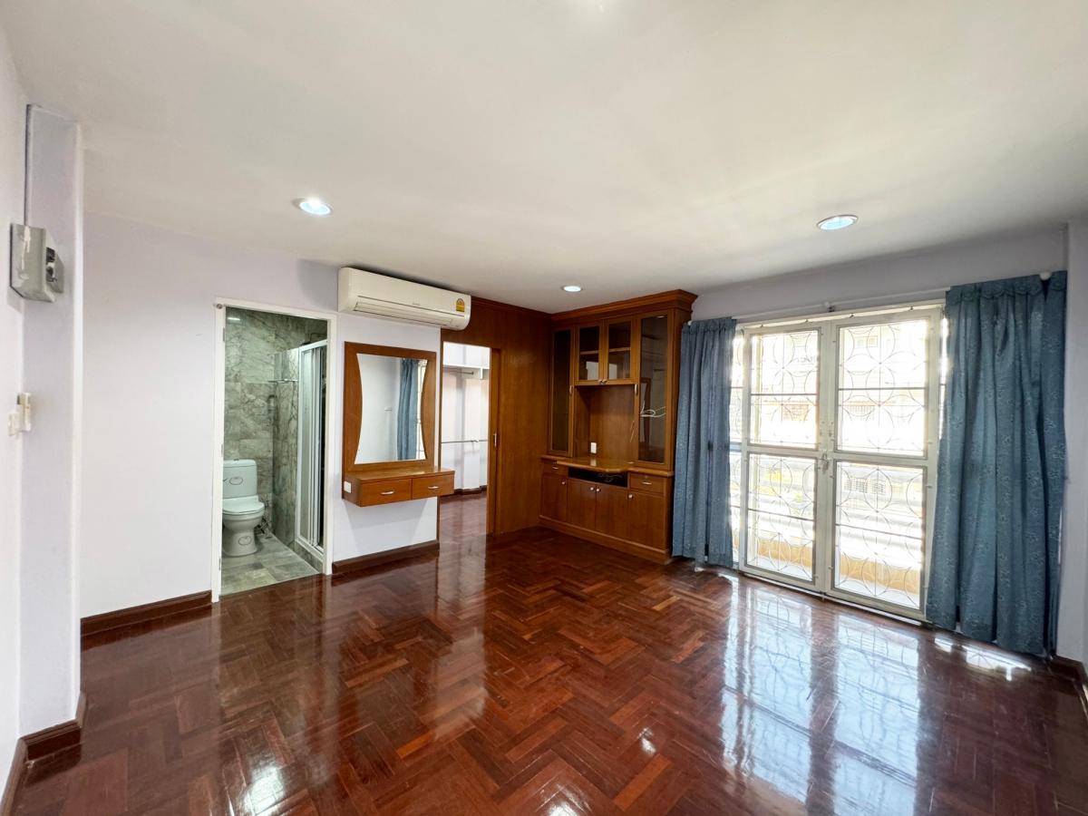 For SaleTownhomePattanakan, Srinakarin : Luxury house, 5 bedrooms, area 300 sq m., with land 31.5 sq m. Rent for only 45,000 baht, sell for 7.5 million at Varathorn Ville Pattanakarn 44.