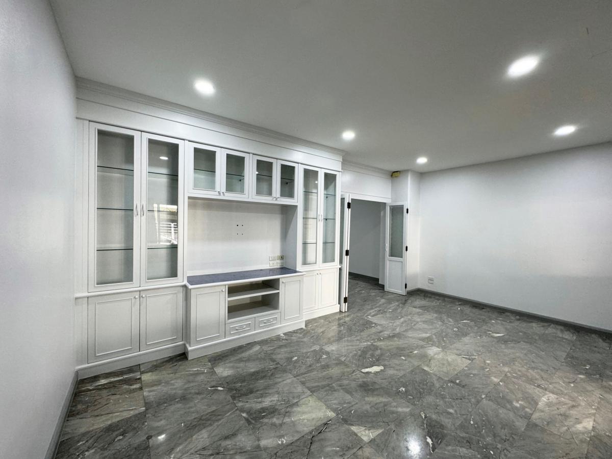 For SaleTownhomePattanakan, Srinakarin : Luxury house, 5 bedrooms, area 300 sq m., with land 31.5 sq m. Rent for only 45,000 baht, sell for 7.5 million at Varathorn Ville Pattanakarn 44.