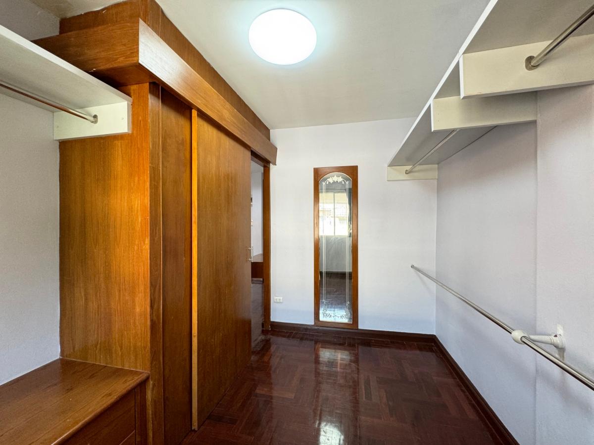 For SaleTownhomePattanakan, Srinakarin : Luxury house, 5 bedrooms, area 300 sq m., with land 31.5 sq m. Rent for only 45,000 baht, sell for 7.5 million at Varathorn Ville Pattanakarn 44.