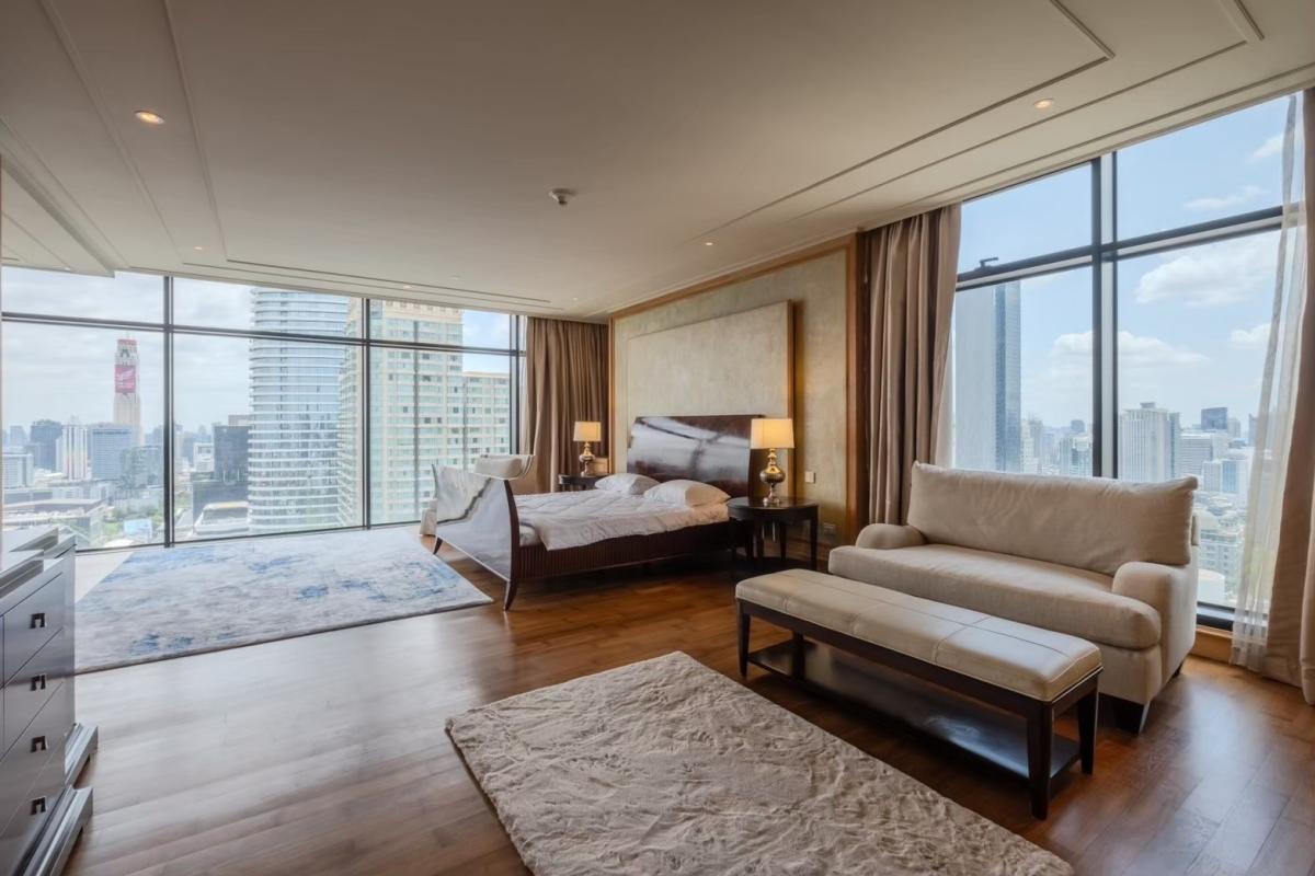 For SaleCondoWitthayu, Chidlom, Langsuan, Ploenchit : 03/04/2026, Luxury condo with 3 bedrooms at The Residences at St. Regis
Near BTS Ratchadamri, sale price 140 million or rent for 600,000/month! 0642748883