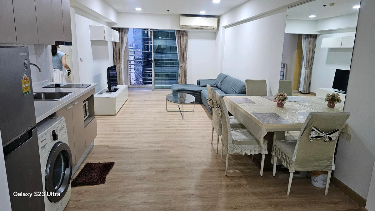 ขายคอนโดพระราม 9 เพชรบุรีตัดใหม่ RCA : ​ห้องใหญ่ 2 ห้องนอน: พื้นที่ใช้สอยกว้างขวาง ตอบโจทย์ครอบครัวเล็กหรือผู้ที่ต้องการพื้นที่ทำงาน (Work From Home) แยกส่วน​ส่วนตัวสูง: การจัดวางห้องภายในโครงการคำนึงถึงความเป็นส่วนตัวของผู้อยู่อาศัยเป็นหลัก