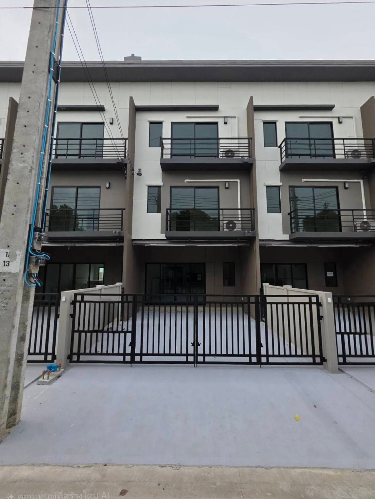 For RentTownhomeKasetsart, Ratchayothin : Townhome for rent Baan Klang Muang Phahon - Ramintra, near Makro Food Service Theparak, just 3 minutes.