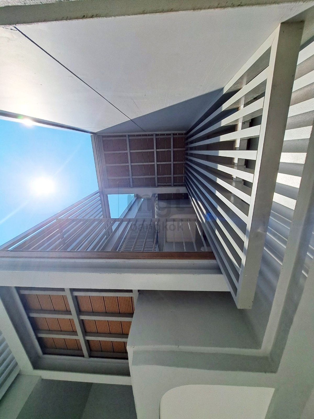 ขายทาวน์โฮมรามคำแหง หัวหมาก : ทาวน์โฮมไม่ธรรมดา@ พระราม9-รามคำแหง  สวย โปร่ง โล่ง พร้อมอยู่ เชื่อมต่อทุกชั้น และสว่างธรรมชาติด้วยสกายรูฟ 5ห้องนอน 7ห้องน้ำ 3ห้องเอนกประสงค์ ฟีลลิ่งเหมือนบ้านหรูบนพื้นที่ใจกลางเมือง ติดตั้งลิฟท์ได้