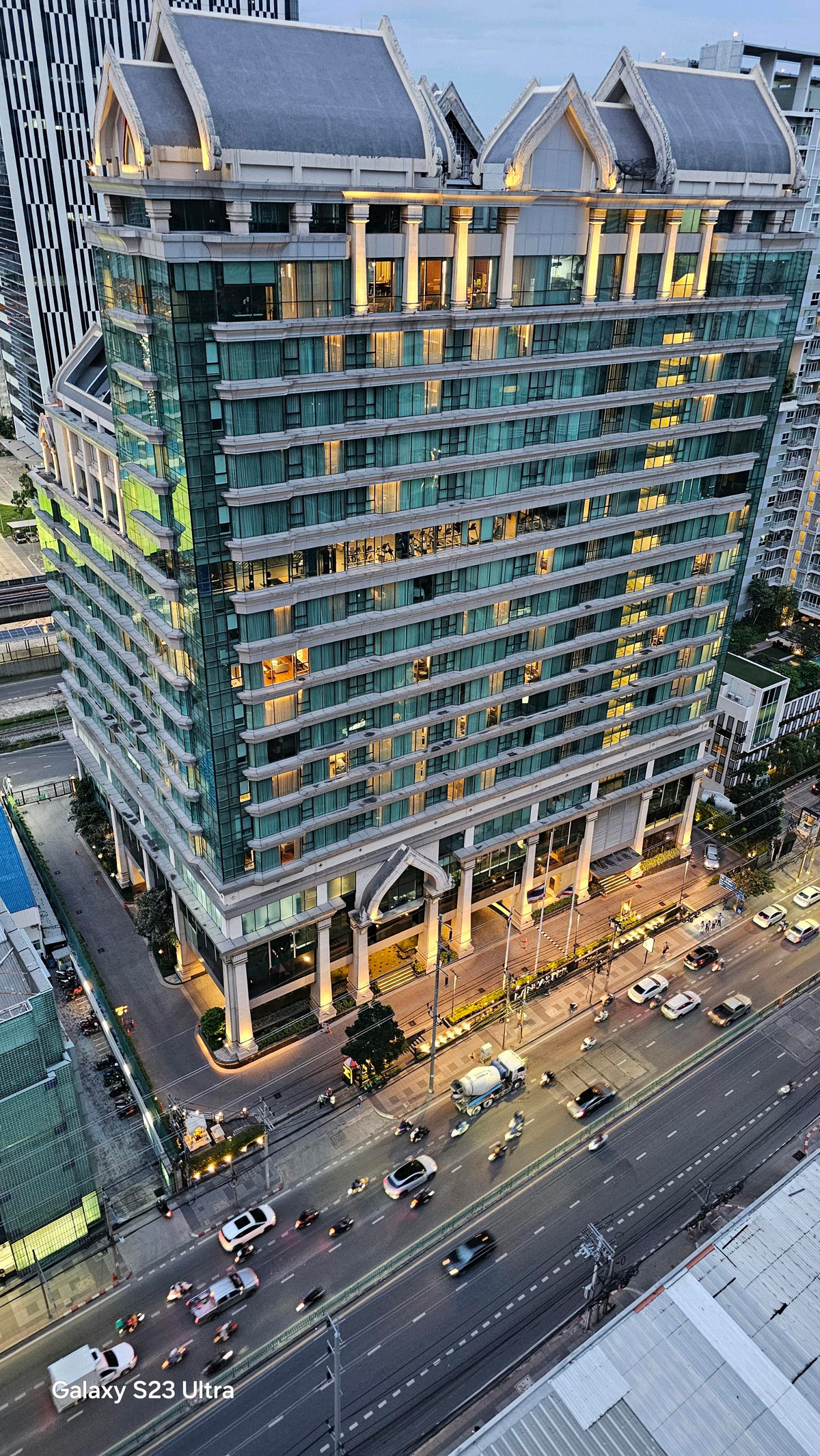 ขายคอนโดพระราม 9 เพชรบุรีตัดใหม่ RCA : ​ห้องใหญ่ 2 ห้องนอน: พื้นที่ใช้สอยกว้างขวาง ตอบโจทย์ครอบครัวเล็กหรือผู้ที่ต้องการพื้นที่ทำงาน (Work From Home) แยกส่วน​ส่วนตัวสูง: การจัดวางห้องภายในโครงการคำนึงถึงความเป็นส่วนตัวของผู้อยู่อาศัยเป็นหลัก