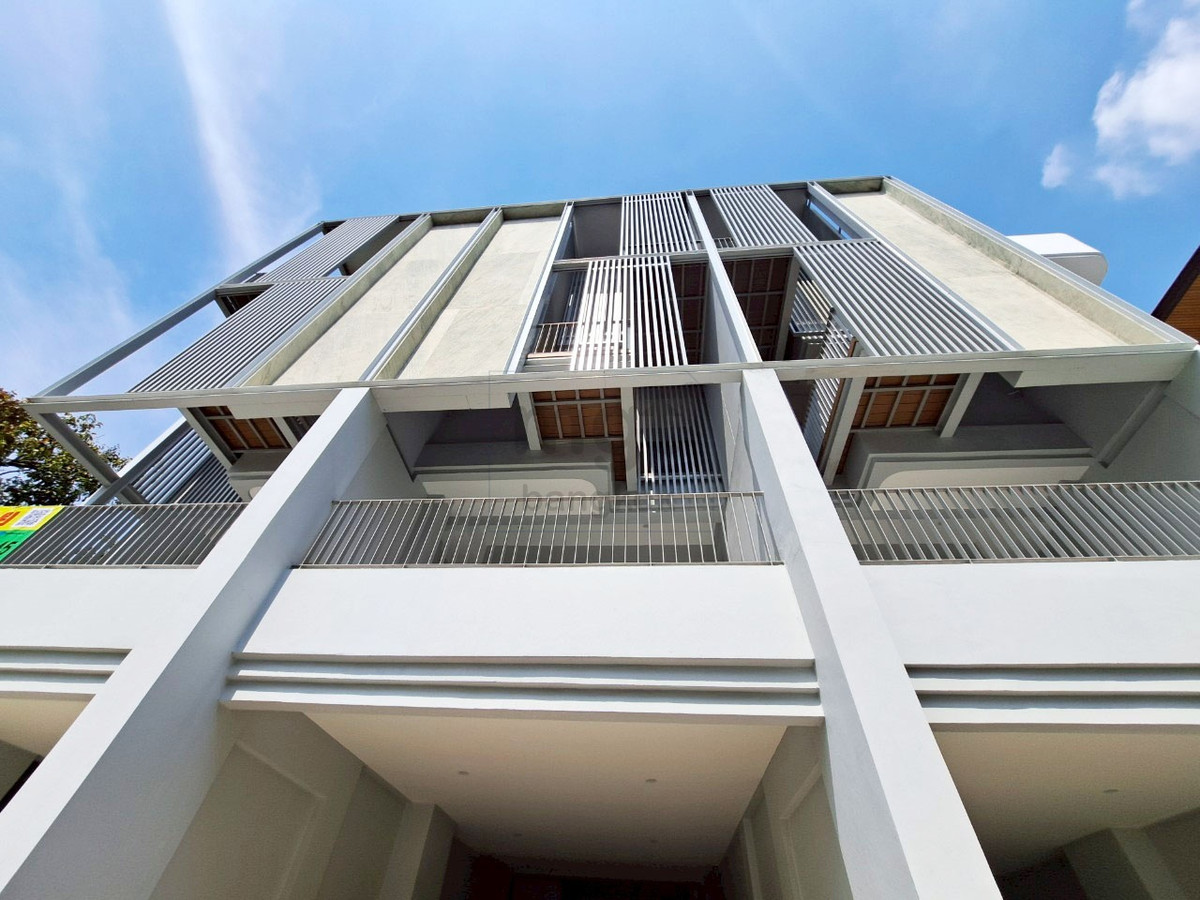 ขายทาวน์โฮมรามคำแหง หัวหมาก : ทาวน์โฮมไม่ธรรมดา@ พระราม9-รามคำแหง  สวย โปร่ง โล่ง พร้อมอยู่ เชื่อมต่อทุกชั้น และสว่างธรรมชาติด้วยสกายรูฟ 5ห้องนอน 7ห้องน้ำ 3ห้องเอนกประสงค์ ฟีลลิ่งเหมือนบ้านหรูบนพื้นที่ใจกลางเมือง ติดตั้งลิฟท์ได้