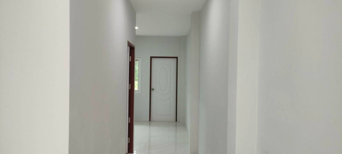 ขายที่ดินนครศรีธรรมราช : 🏡 ขายบ้านพร้อมที่ดิน ทำเลทอง ใกล้สี่แยกไฟแดงเพียง 300 เมตร!  หลัง ธนาคารกรุงศรี ติดหมู่บ้าน ประภาดา หมู่ 2 อำเภอทุ่งใหญ่ จ.นครศรีธรรมราช