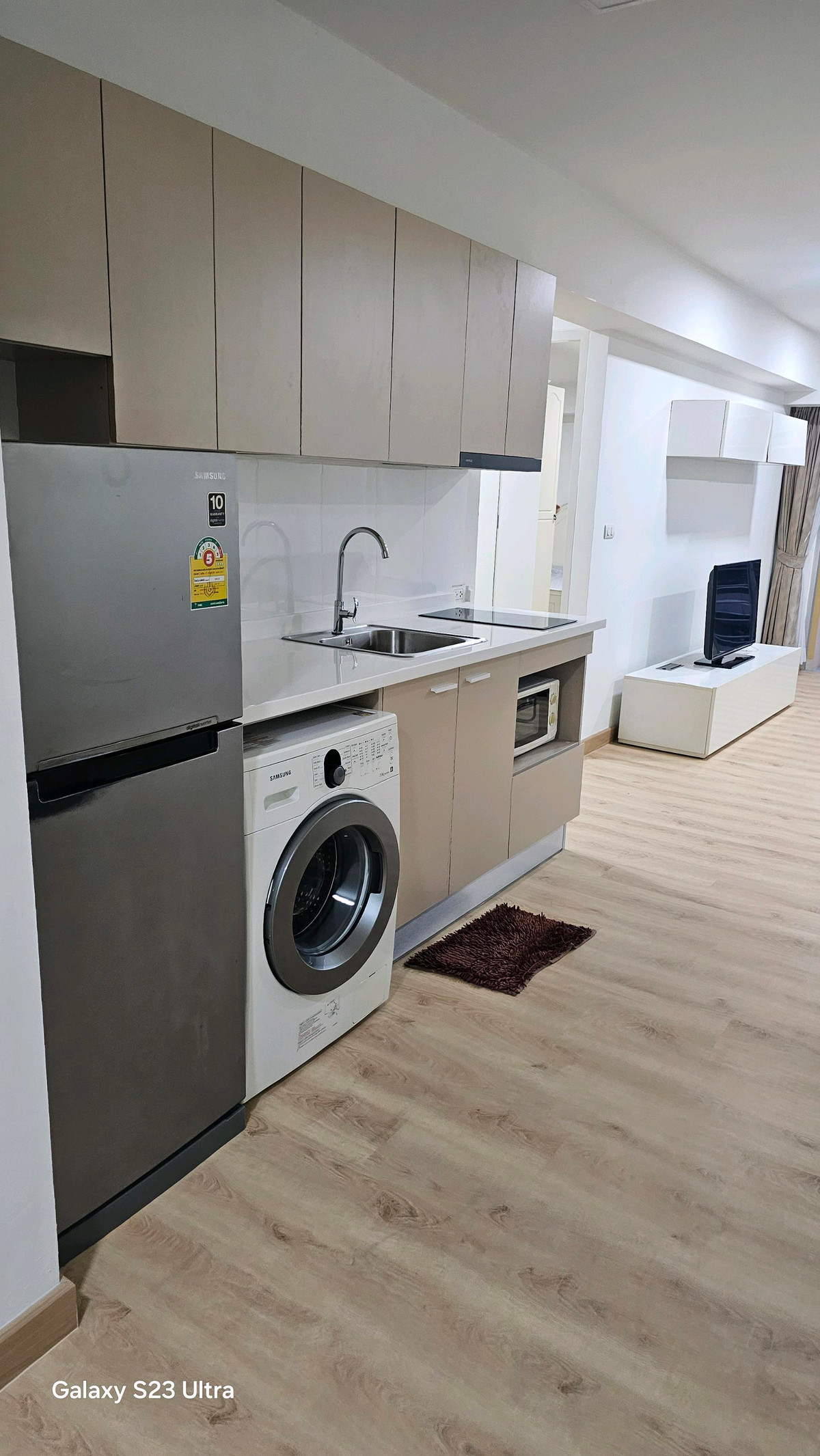 ขายคอนโดพระราม 9 เพชรบุรีตัดใหม่ RCA : ​ห้องใหญ่ 2 ห้องนอน: พื้นที่ใช้สอยกว้างขวาง ตอบโจทย์ครอบครัวเล็กหรือผู้ที่ต้องการพื้นที่ทำงาน (Work From Home) แยกส่วน​ส่วนตัวสูง: การจัดวางห้องภายในโครงการคำนึงถึงความเป็นส่วนตัวของผู้อยู่อาศัยเป็นหลัก