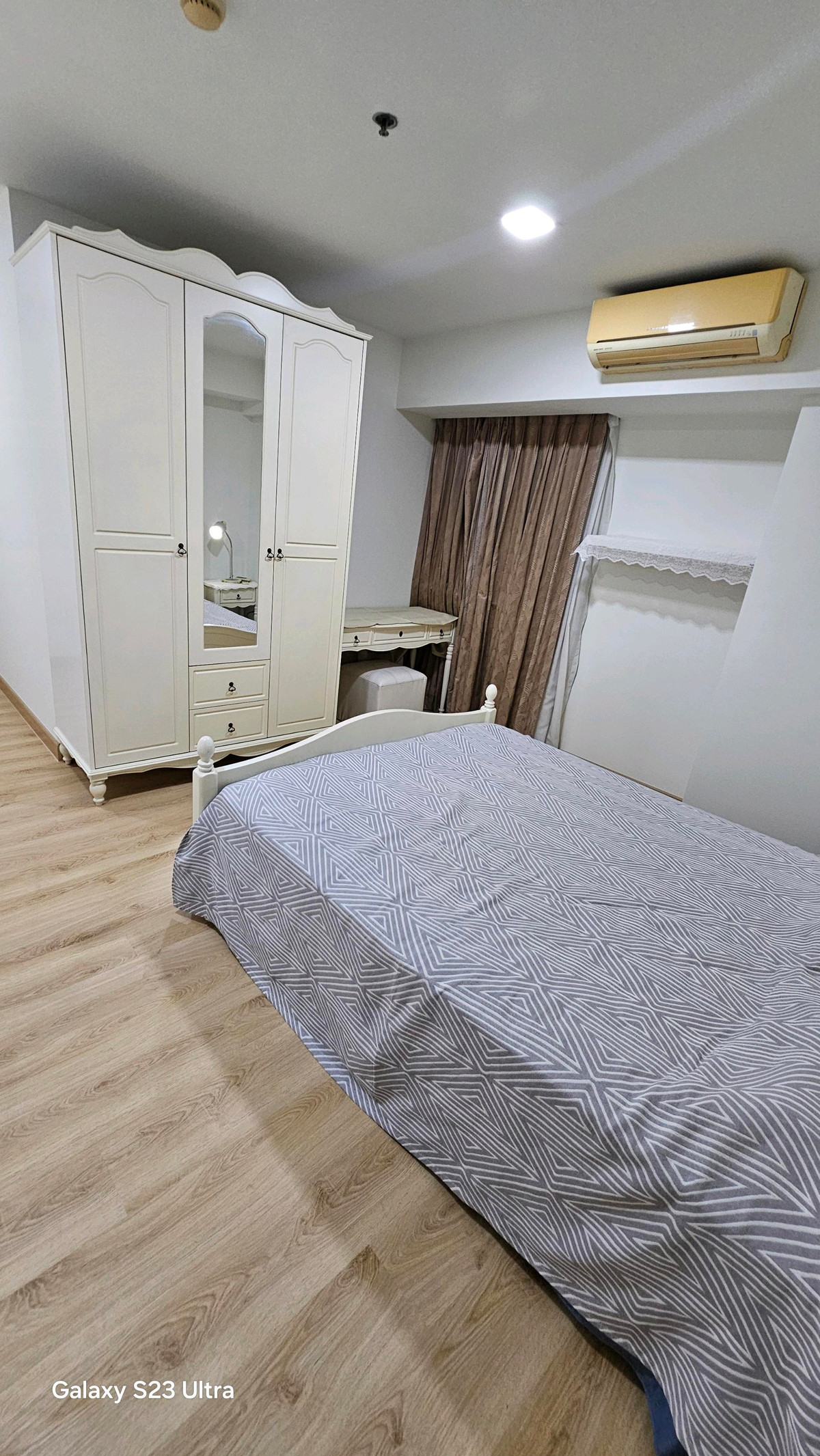 ขายคอนโดพระราม 9 เพชรบุรีตัดใหม่ RCA : ​ห้องใหญ่ 2 ห้องนอน: พื้นที่ใช้สอยกว้างขวาง ตอบโจทย์ครอบครัวเล็กหรือผู้ที่ต้องการพื้นที่ทำงาน (Work From Home) แยกส่วน​ส่วนตัวสูง: การจัดวางห้องภายในโครงการคำนึงถึงความเป็นส่วนตัวของผู้อยู่อาศัยเป็นหลัก