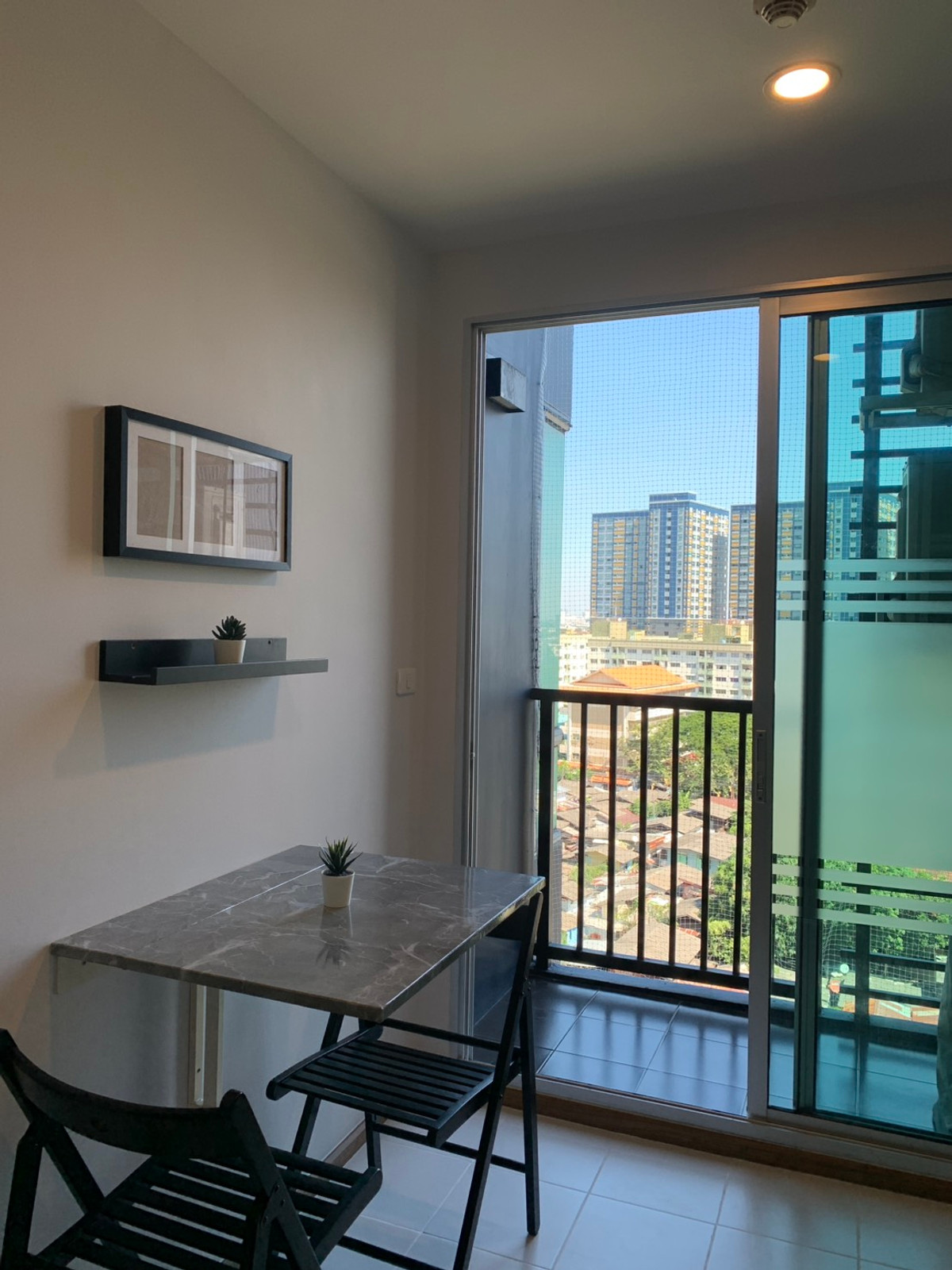 For RentCondoOnnut, Udomsuk : Newly renovated room, cheap rental, new flooring. Change new curtains, rent 1 bedroom, 1 bathroom, The Base Sukhumvit 77