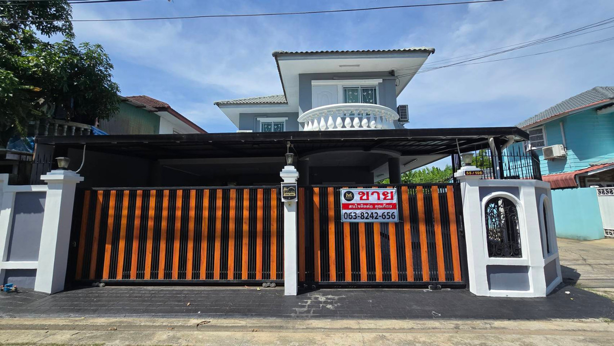 For SaleHouseKasetsart, Ratchayothin : 2-storey detached house for sale, corner lot, with furniture - Thongsathit Village, Ramintra 34, Intersection 20, land size 50 sq m. 2-storey detached house, corner plot, 3 bedrooms (upstairs 2 / downstairs 1) - has a bedroom for the elderly, 2 bathrooms,