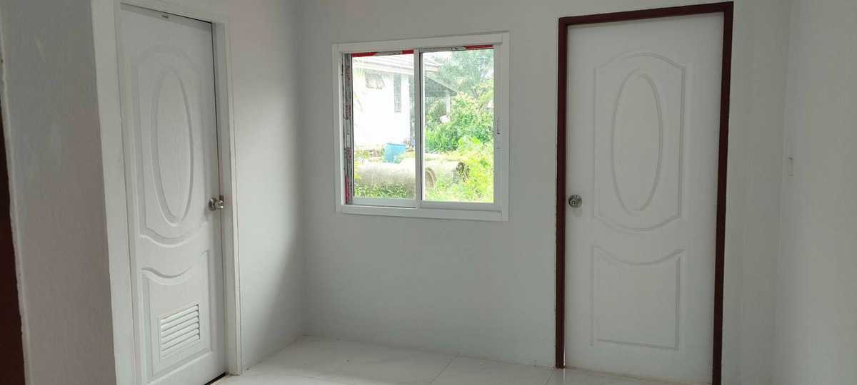 ขายที่ดินนครศรีธรรมราช : 🏡 ขายบ้านพร้อมที่ดิน ทำเลทอง ใกล้สี่แยกไฟแดงเพียง 300 เมตร!  หลัง ธนาคารกรุงศรี ติดหมู่บ้าน ประภาดา หมู่ 2 อำเภอทุ่งใหญ่ จ.นครศรีธรรมราช