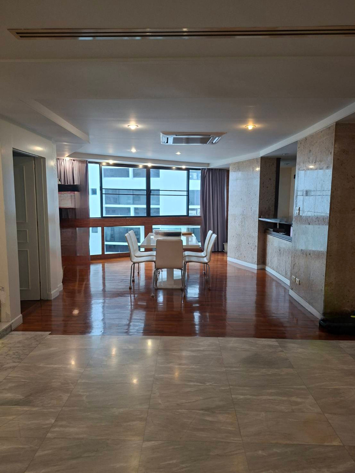 For SaleCondoSukhumvit, Asoke, Thonglor : Condo allows dogs and cats. Condo for sale, Type A, 260 sq m., 3 bedrooms, 3.5 bathrooms.