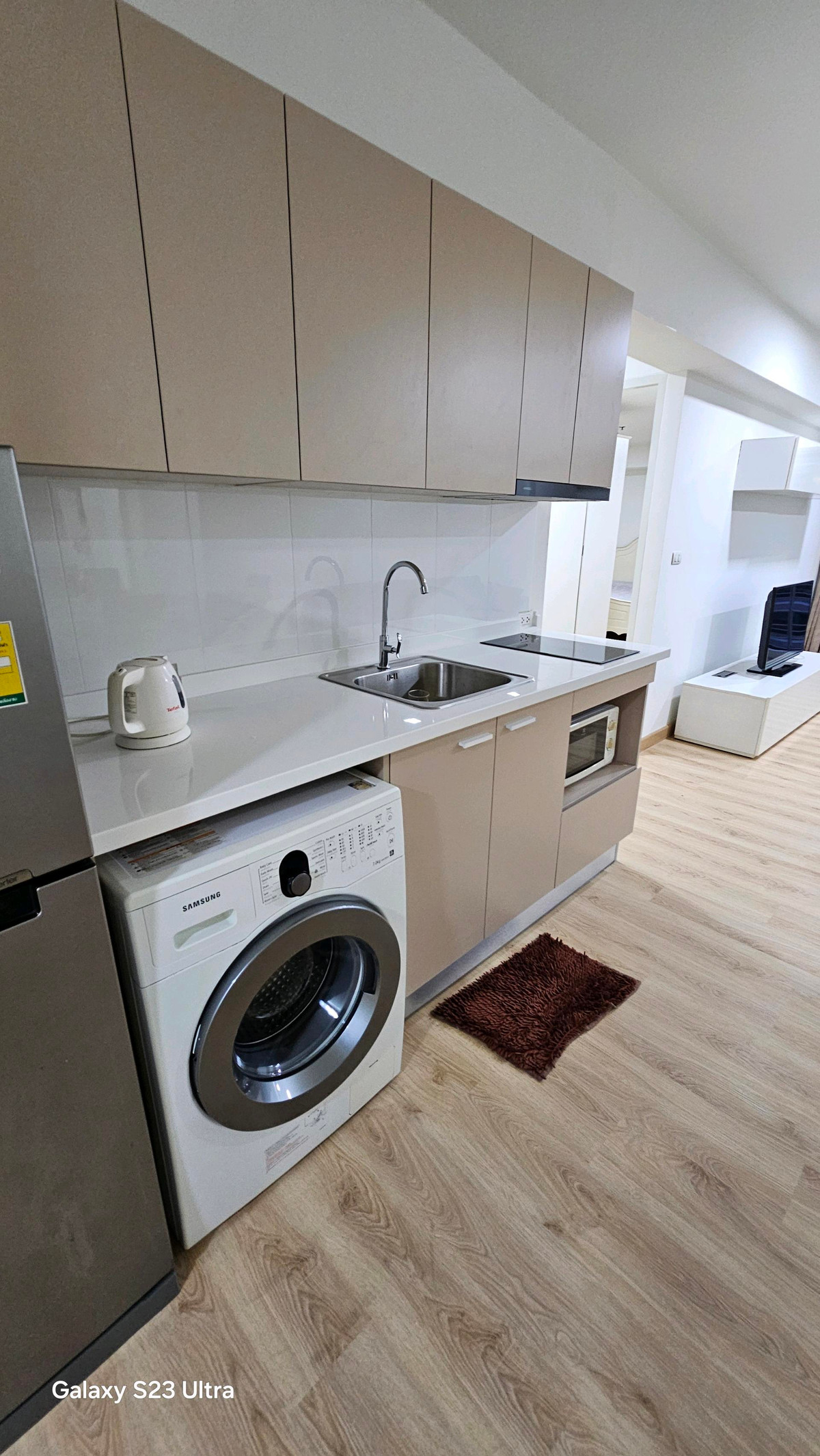 ขายคอนโดพระราม 9 เพชรบุรีตัดใหม่ RCA : ​ห้องใหญ่ 2 ห้องนอน: พื้นที่ใช้สอยกว้างขวาง ตอบโจทย์ครอบครัวเล็กหรือผู้ที่ต้องการพื้นที่ทำงาน (Work From Home) แยกส่วน​ส่วนตัวสูง: การจัดวางห้องภายในโครงการคำนึงถึงความเป็นส่วนตัวของผู้อยู่อาศัยเป็นหลัก