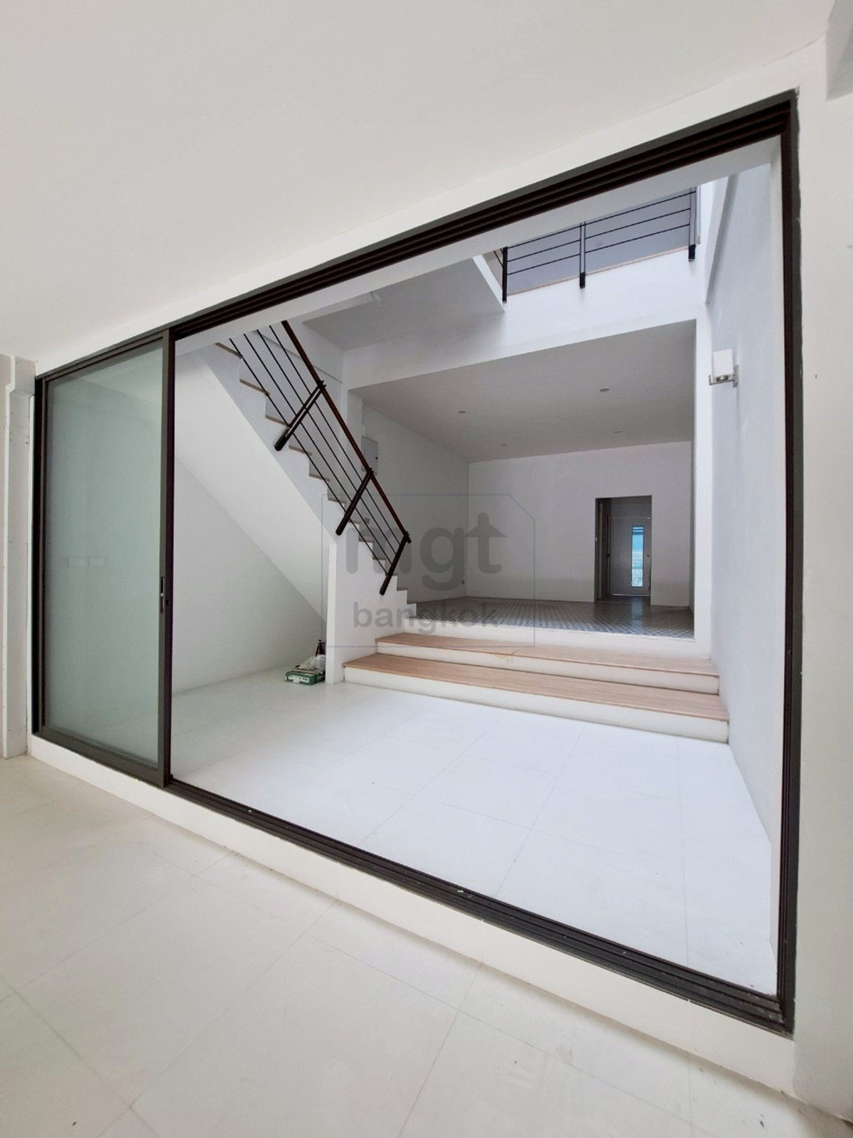 ขายทาวน์โฮมรามคำแหง หัวหมาก : ทาวน์โฮมไม่ธรรมดา@ พระราม9-รามคำแหง  สวย โปร่ง โล่ง พร้อมอยู่ เชื่อมต่อทุกชั้น และสว่างธรรมชาติด้วยสกายรูฟ 5ห้องนอน 7ห้องน้ำ 3ห้องเอนกประสงค์ ฟีลลิ่งเหมือนบ้านหรูบนพื้นที่ใจกลางเมือง ติดตั้งลิฟท์ได้